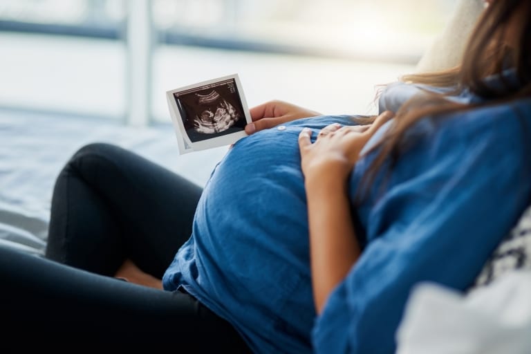 Schwangere Frau mit Ultraschall-Bild