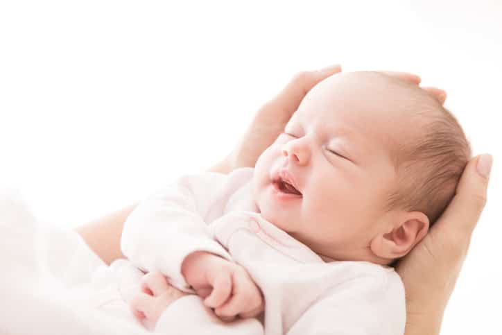 Schlafendes Baby mit Zusatzversicherung